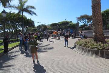 Protesta de los trabajadores del Paco Artiles y encuentro al aire libre con el alcalde en Arnao/TA.